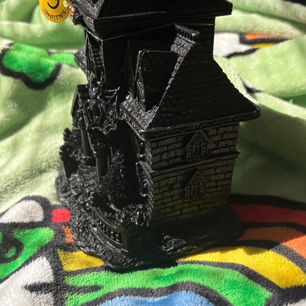 Black Haunted House decor 🏚️🏮 (lights up!!) - Picture 5 of 14
